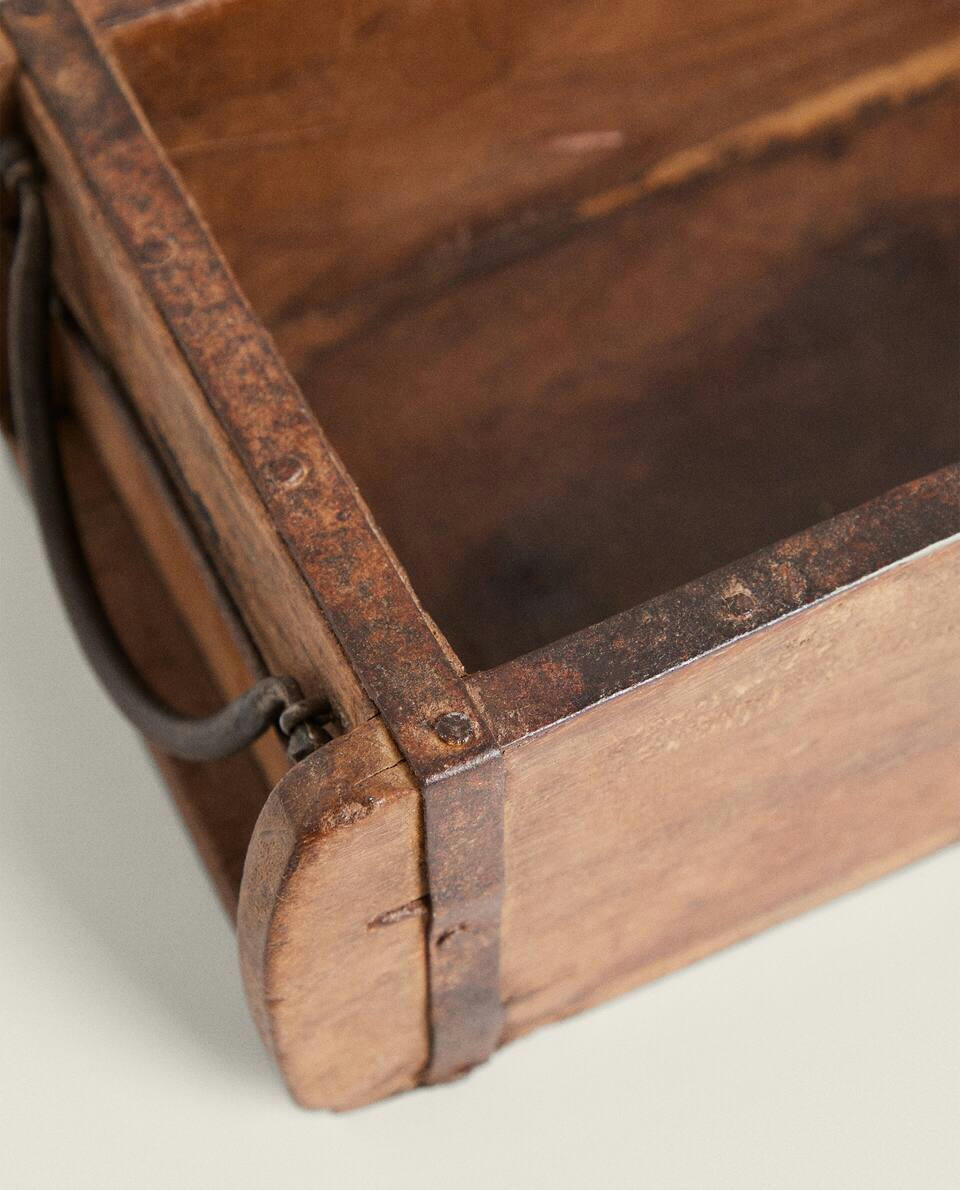 ANTIQUE-FINISH WOODEN BOX